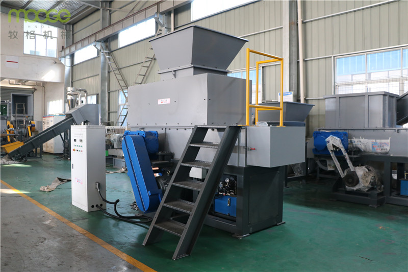 Flake Plastic Waste Shredder Machine Carton Paper 2000kg/H Water Bottle