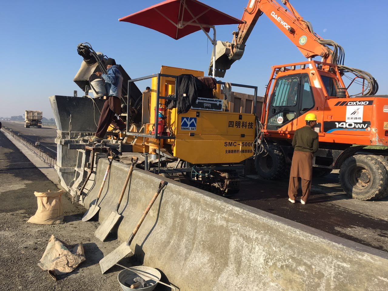 Side Ditches And Slope Protection Slipform Paver Machine For Railway Subgrade