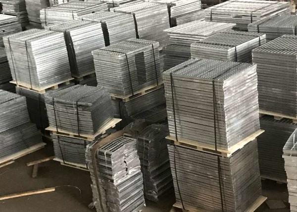 824mm Galvanised Steel Walkway Grating Steel Grating Panels Step Steel Frame