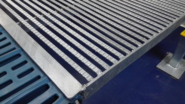 Hot Dip Galvanized Pig Mesh Flooring / Pig Barn Flooring OEM / ODM Available