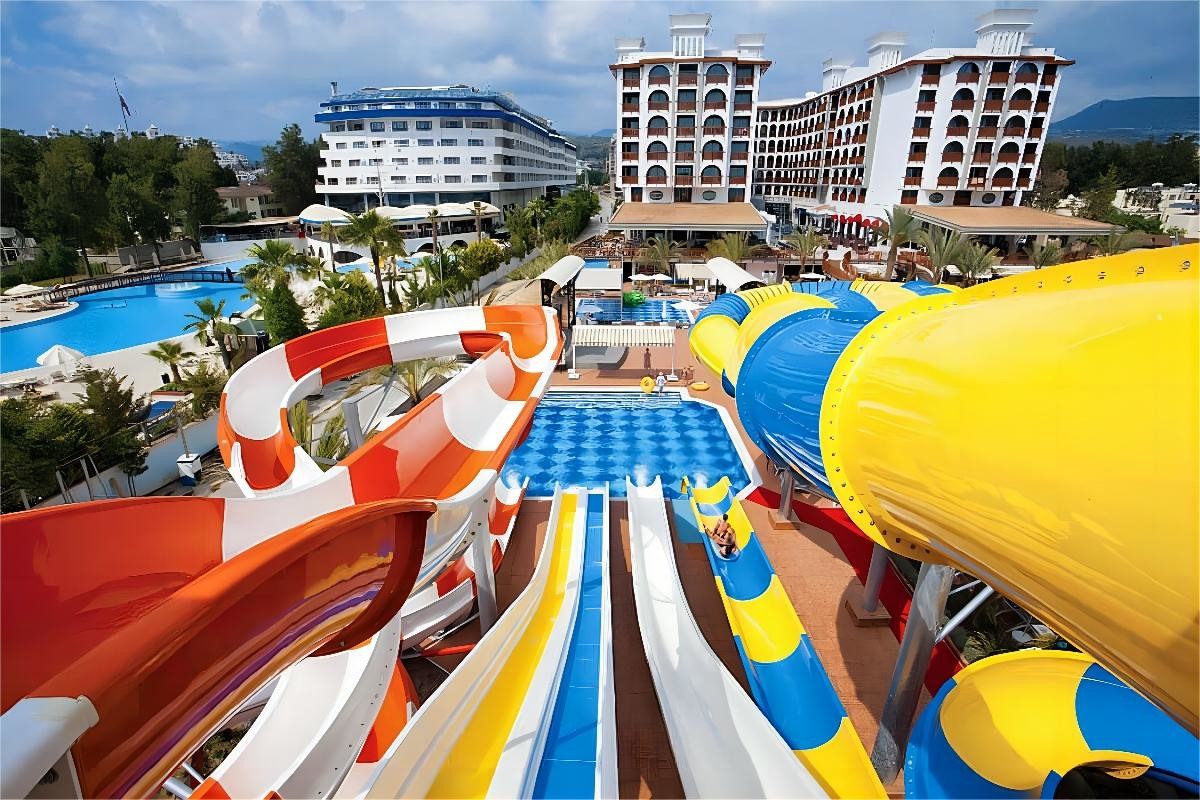 Outdoor Swimming Pool Children Play Equipment Fiberglass Water Slide in Park