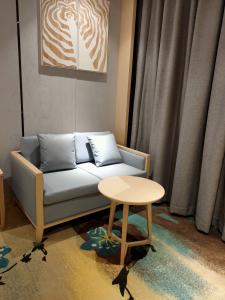 China Fabric Upholstery Hotel Room Sofa Solid Wood Frame Sofa 1600*900*820mm 2 Seaters wholesale