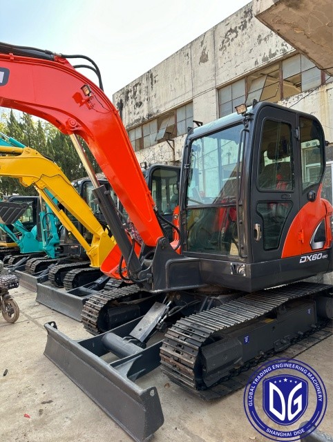 Doosan DX60 excavator with excellent power durability and high efficiency Korean Doosan DX60 6ton small excavator