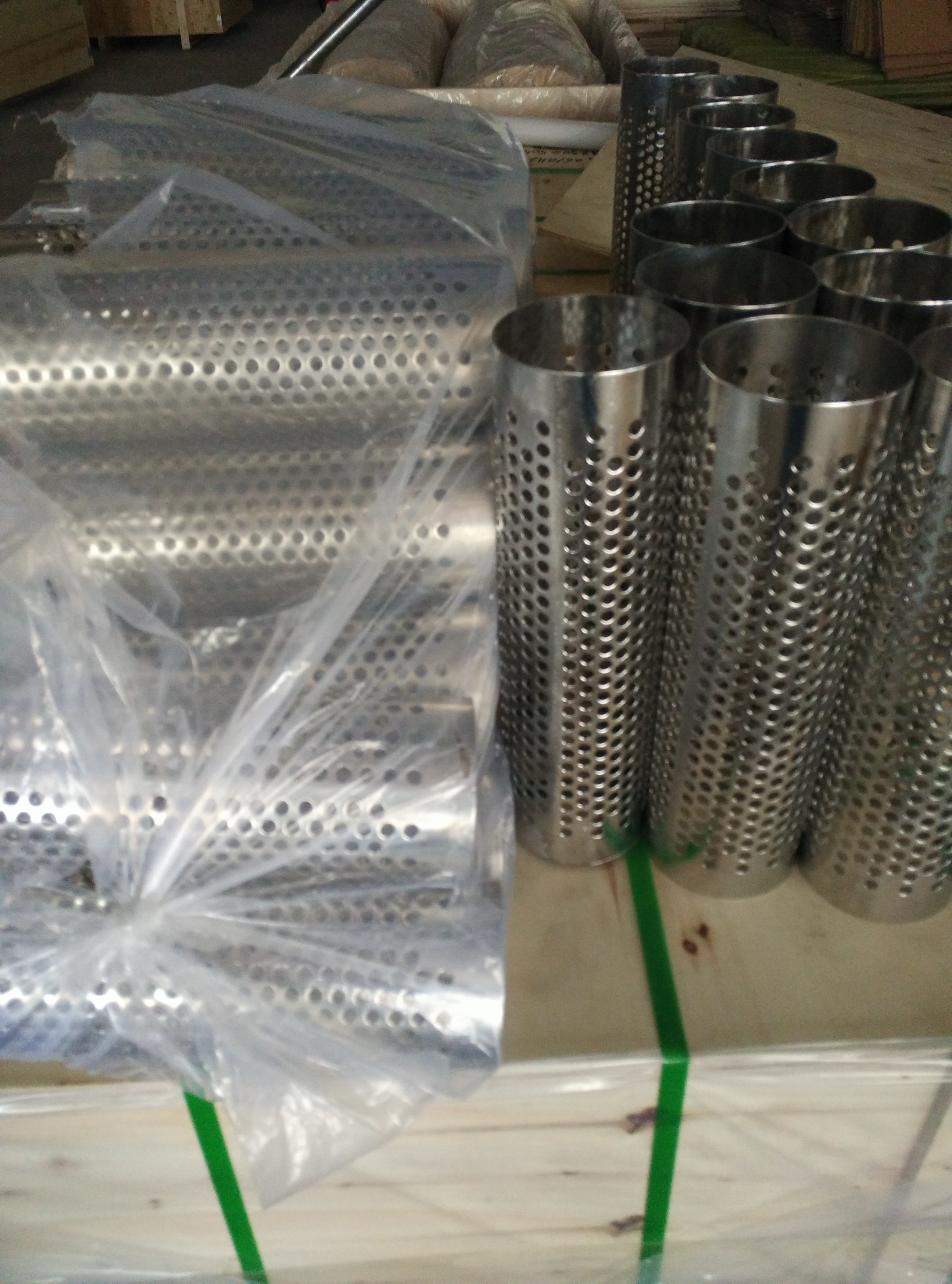 0.4mm Thickness Perforated Wire Mesh Metal Tube 200mm OD Mill Edge