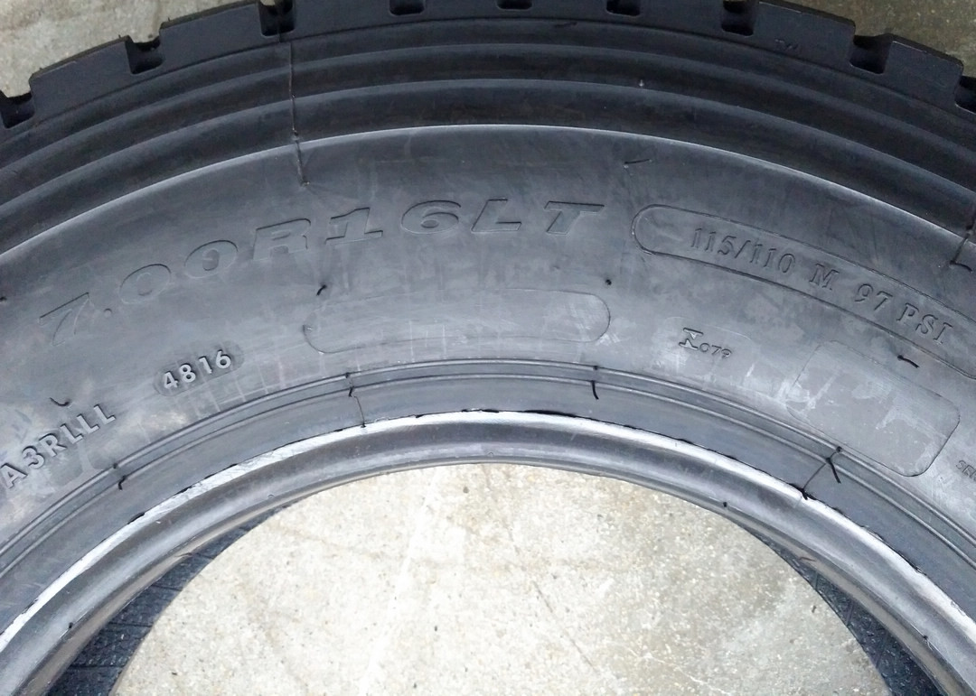 Black Color Truck Bus Radial Tyres Triple Zigzag Grooves Anti Sideslip