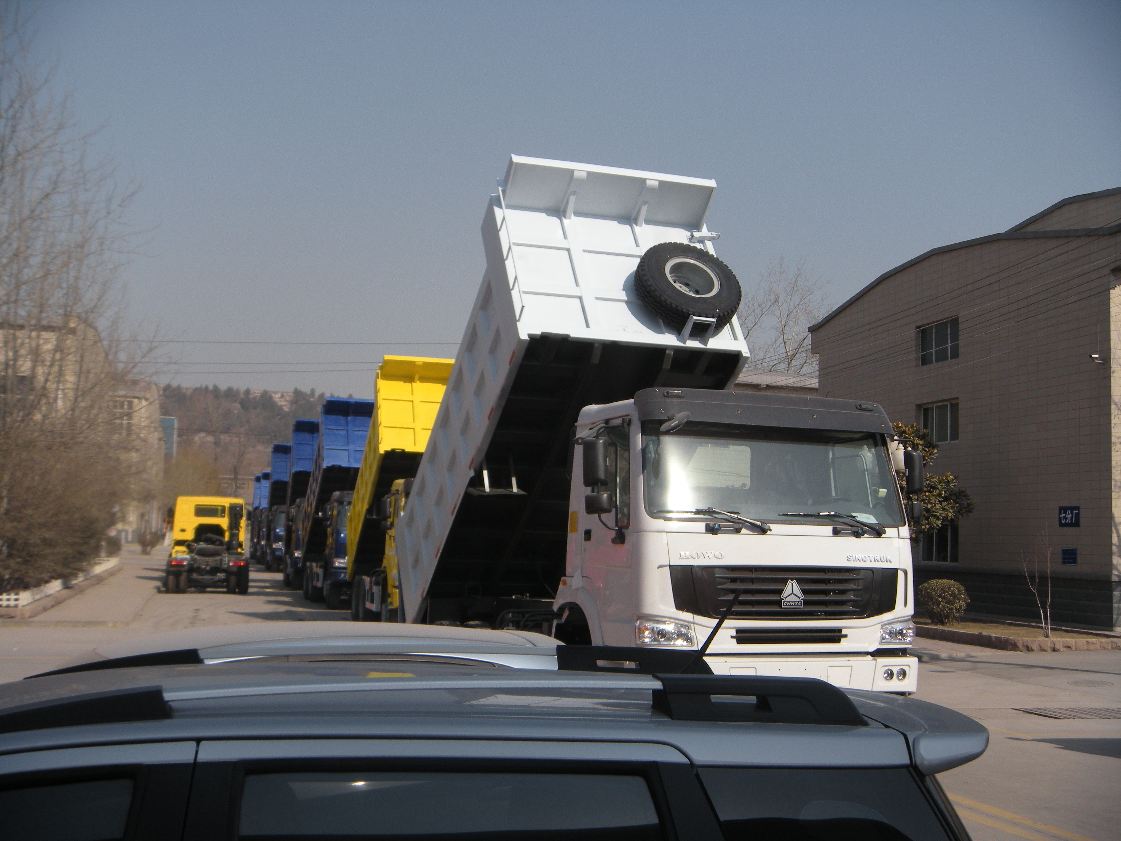 Sinotruk Heavy Duty Dump Truck 30 Ton White Color Length Body Cargo
