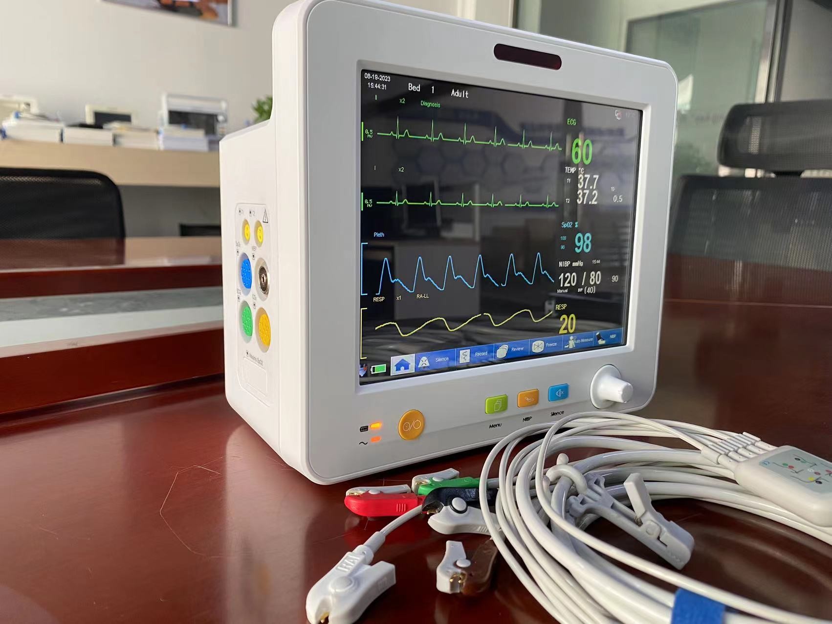 8.4 Inch TFT LCD Screen Portable Patient Monitor For SPO2 NIBP Temp ECG EtCO2
