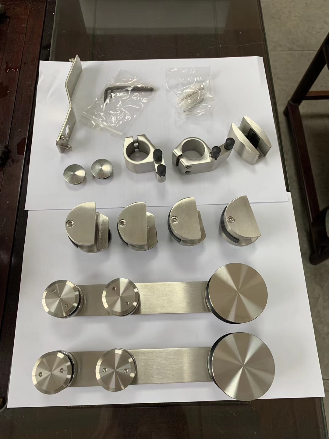 Corrosion Resistant Hotel Glass Barn Door Hardware Fitting with Zinc Alloy Material