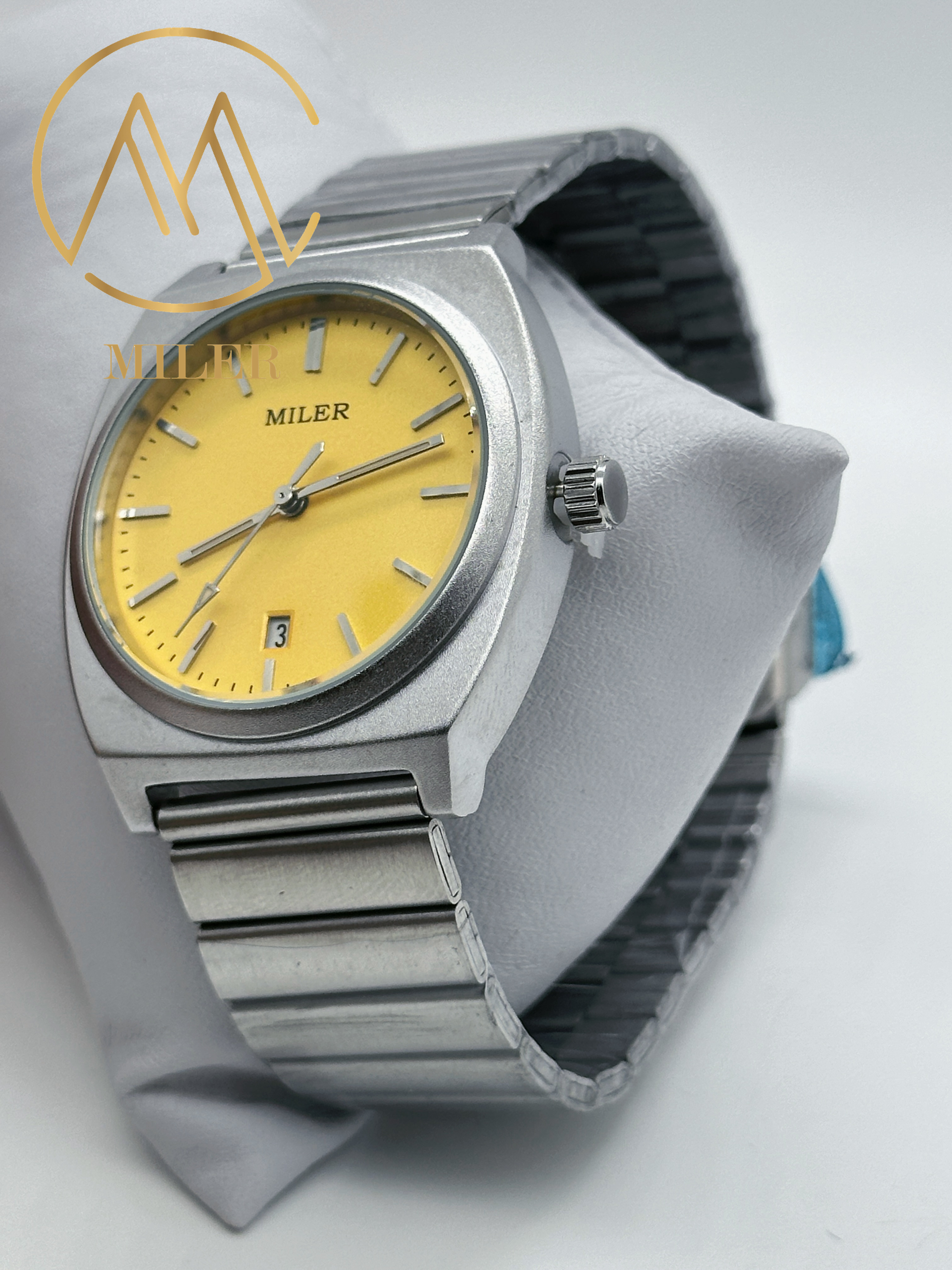 Stylish Men Quartz Watch With Push-Button Hidden Clasp And Mineral Glass