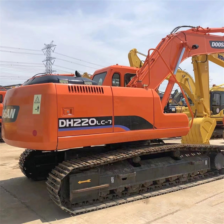 Doosan DH220-7 Backhoe Excavator Used by Skilled Drivers for Engineering Projects