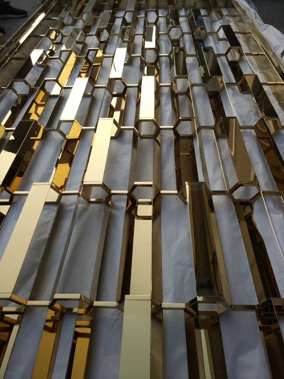 Metal screen golden color shinny reflective screen partition panel for wall dividers or door parititons