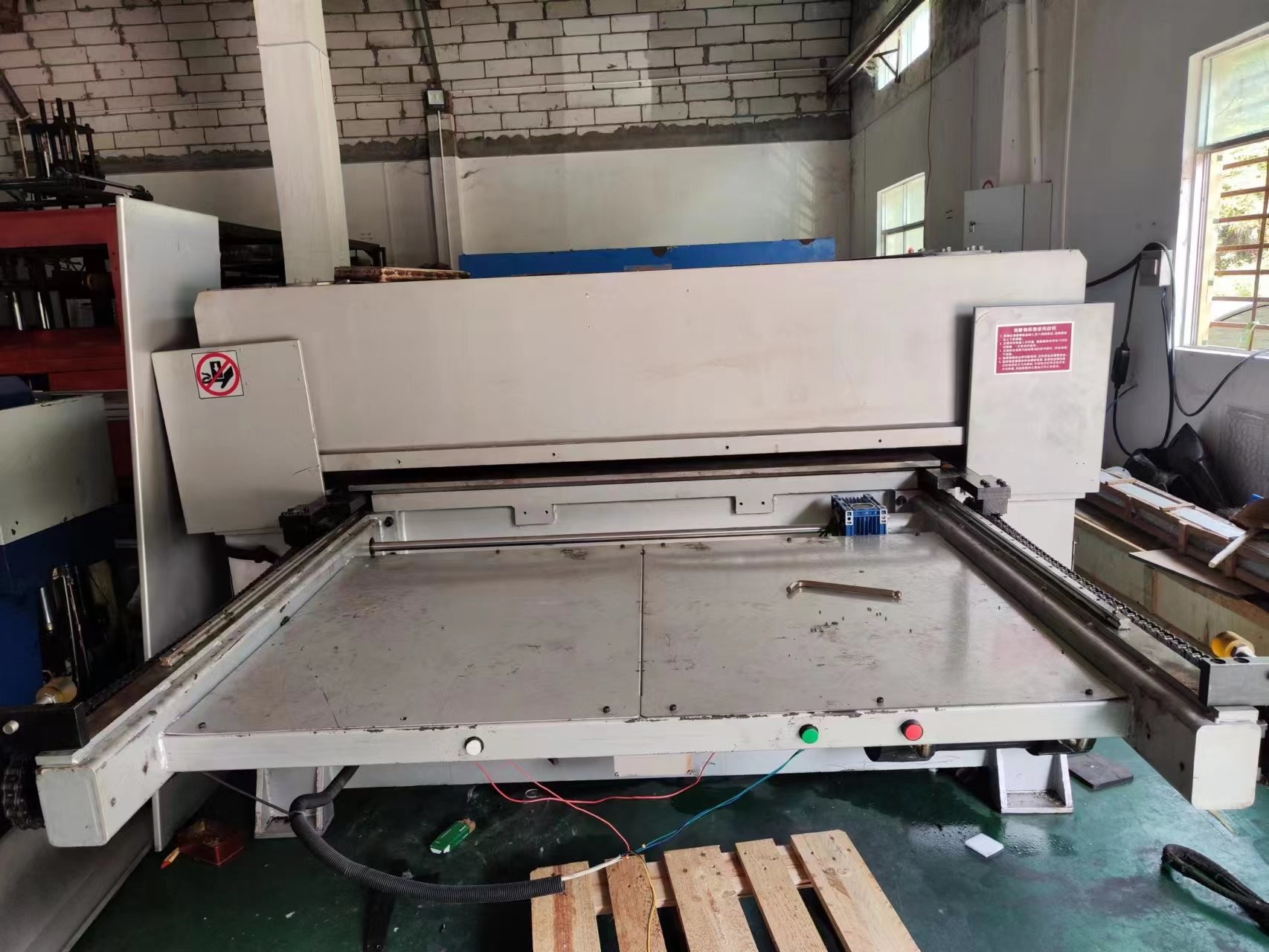 Used 150T White Hydraulic Steel Cutting Machine For Plastic Sheet Film And Die Laser