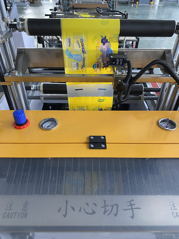 Gusset And Bag Making Machine For Tissue Bags