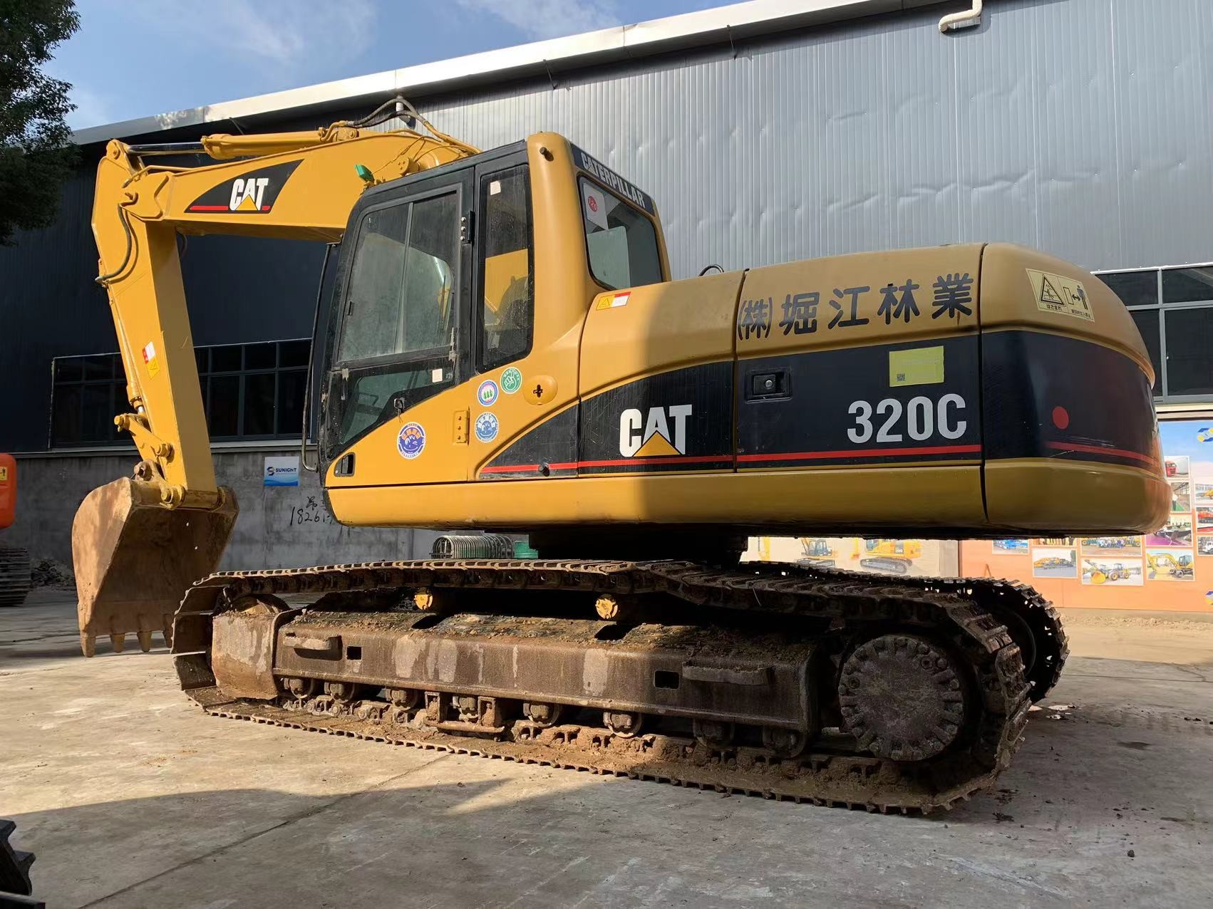High Efficiency Used CAT Excavators 320C With 2.4m3 Bucket Capacity And 600mm Track Width