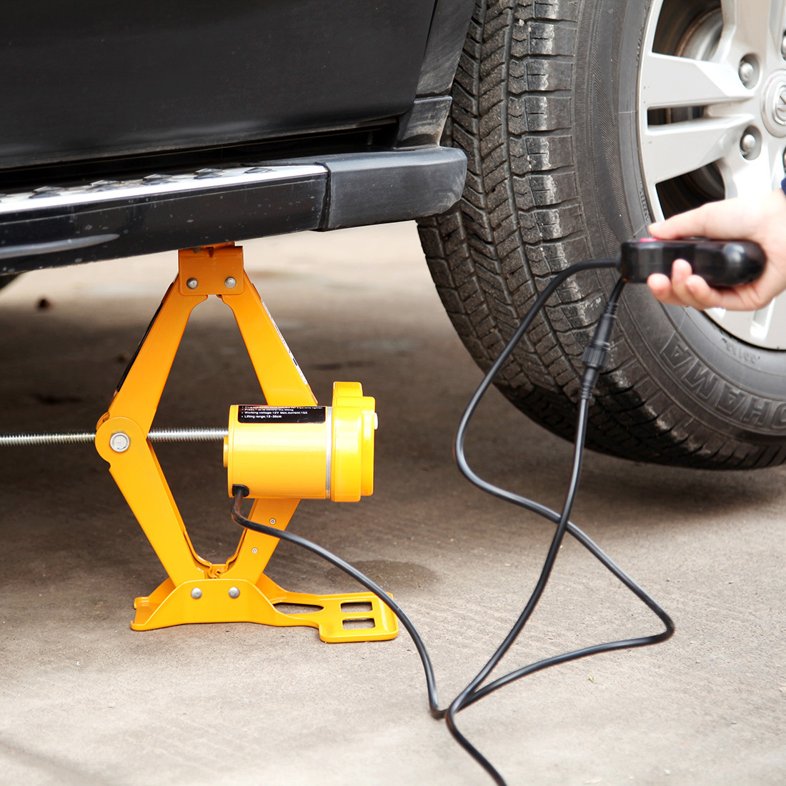 Cigarette Lighter 2 Ton Scissor Jack , Electric Car Scissor Lift 3.5M cable