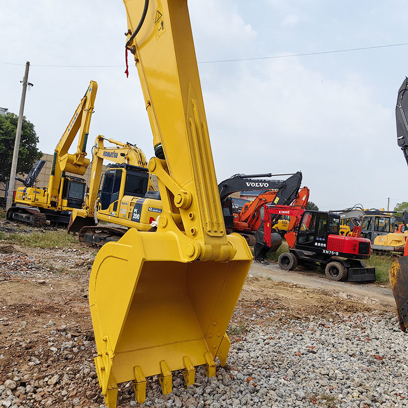 Used Middle Size Komatsu PC240 Excavator 1.2m³ Bucket Capacity 400L Large Fuel Tank
