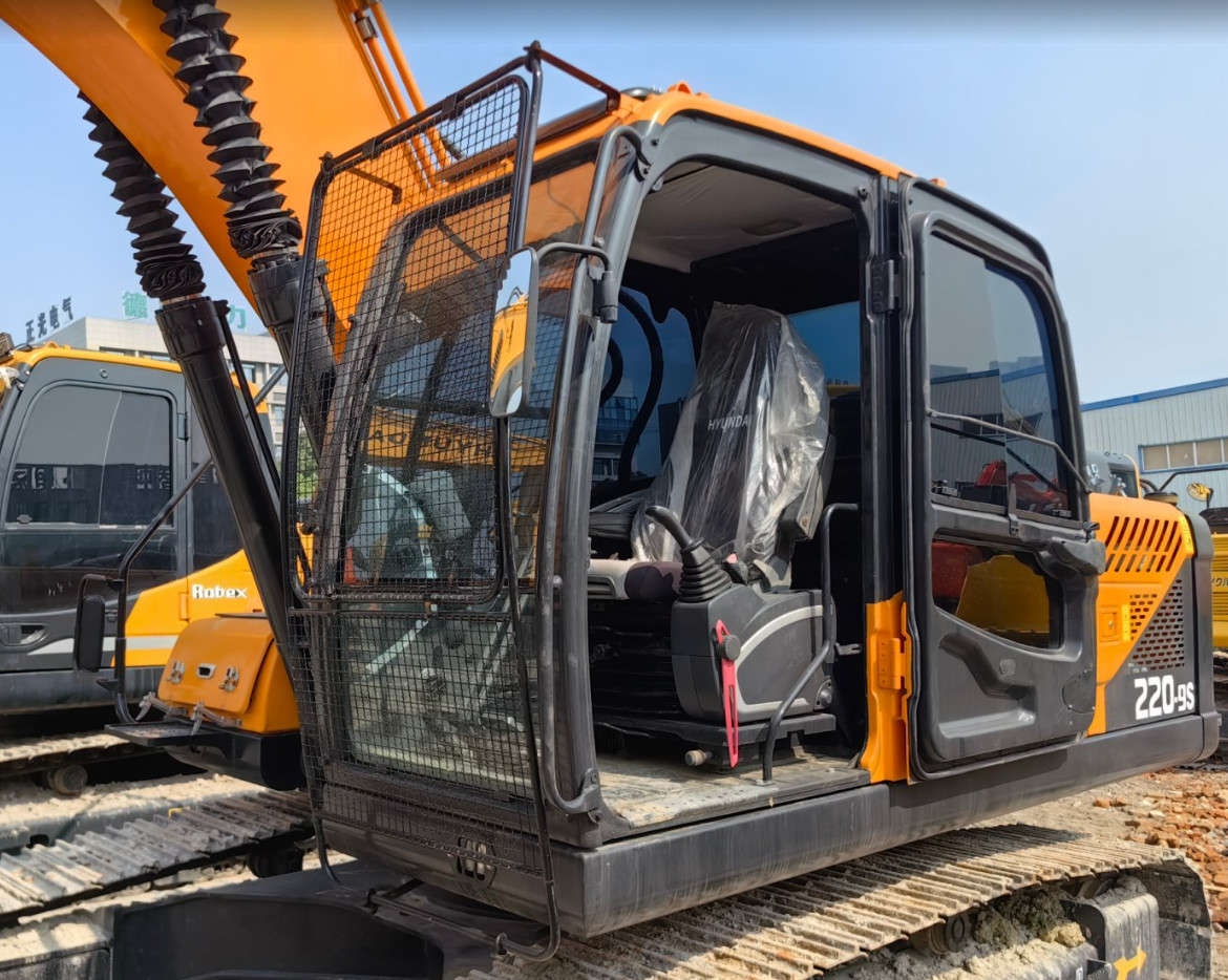 22T Used Hyundai 220 Crawler Excavator 1 M3 Bucket Capacity Secondhand Backhoe Digger
