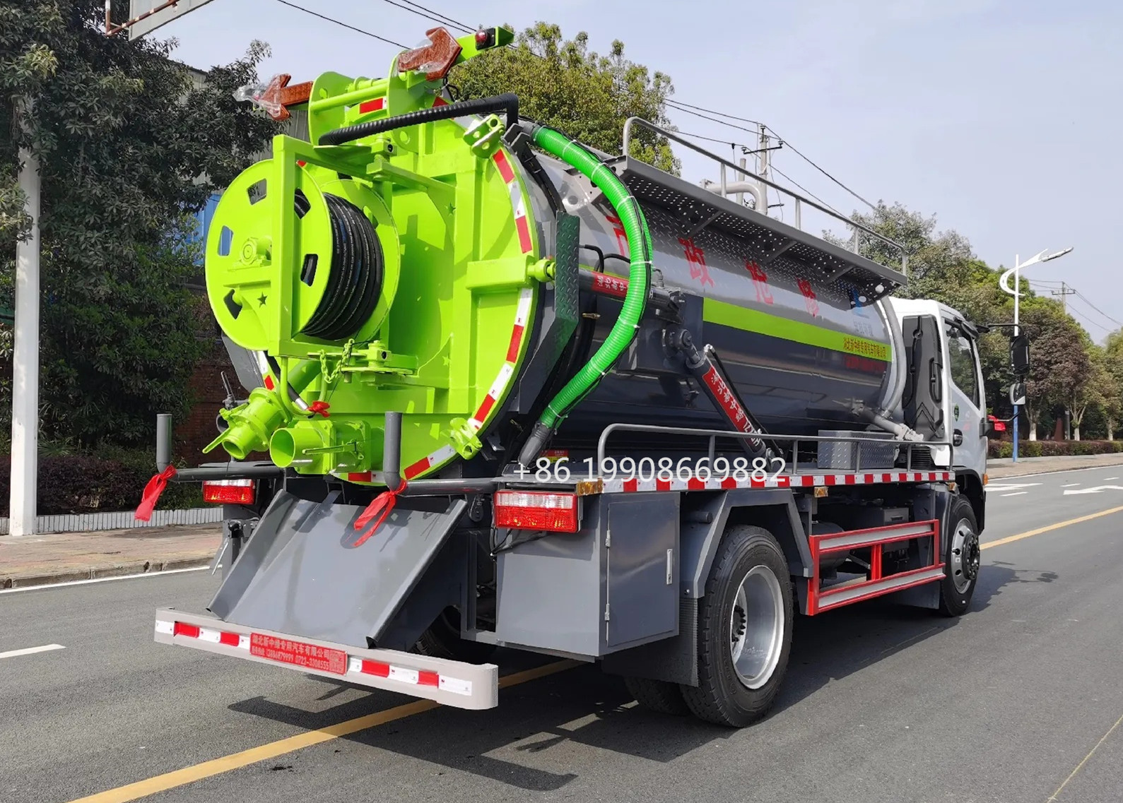 Dongfeng 4x2 Driver 8000L Sewage Suction Truck with Vacuum Pump for Sucking Waste Water Vacuum Sewer Tanker Suction Truck