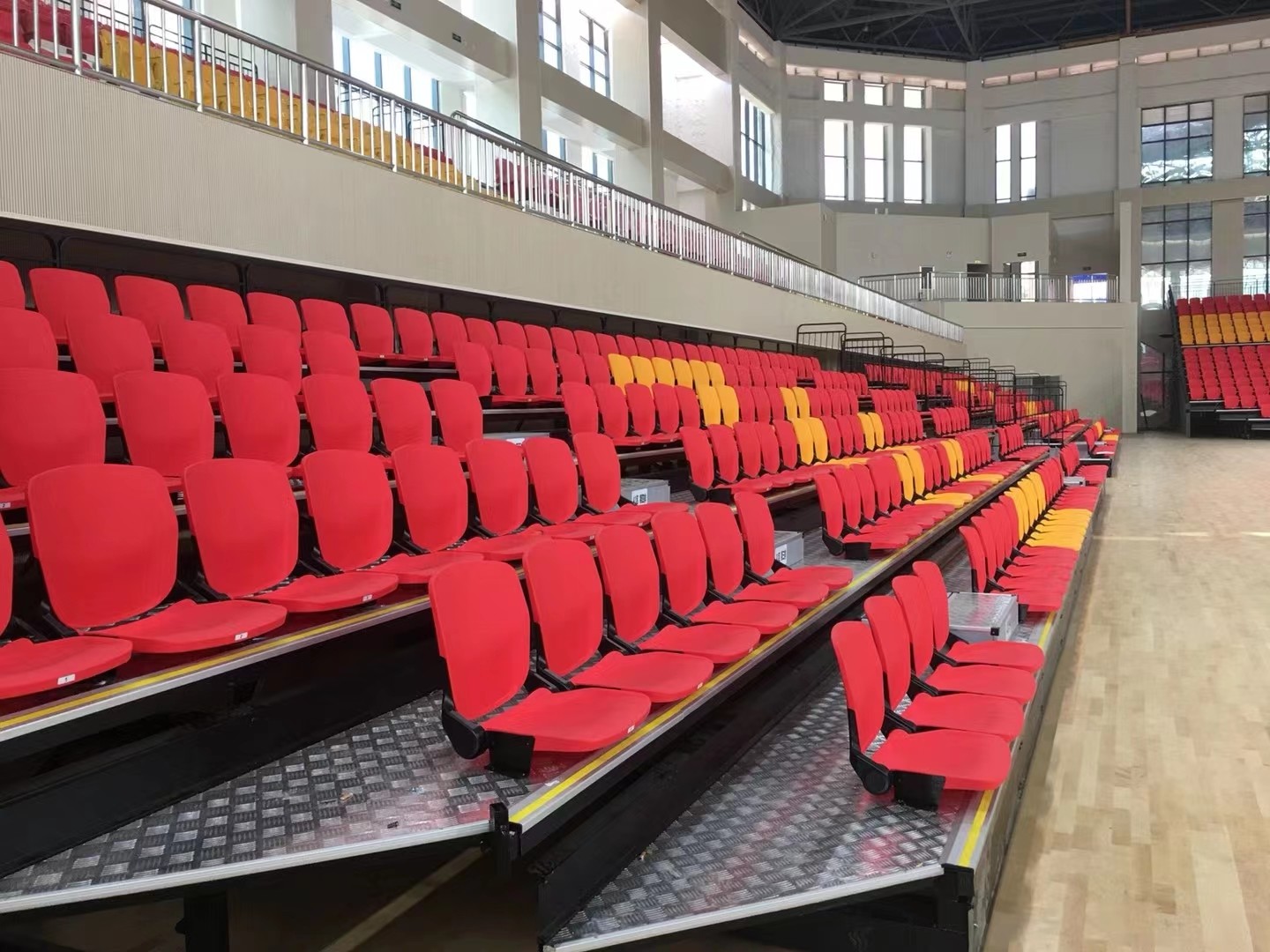 Convenient And Comfortable Retractable Bleachers Seating For 200 - 500 People