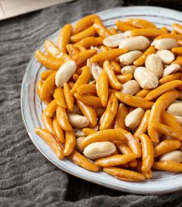 China Persimmon Seed Shaped Japanese Rice Crackers Roast Healthy Nut Snack wholesale