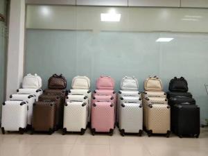 China Zippered Unisex Leather Suitcase Bag , Shockproof Leather Rolling Luggage wholesale