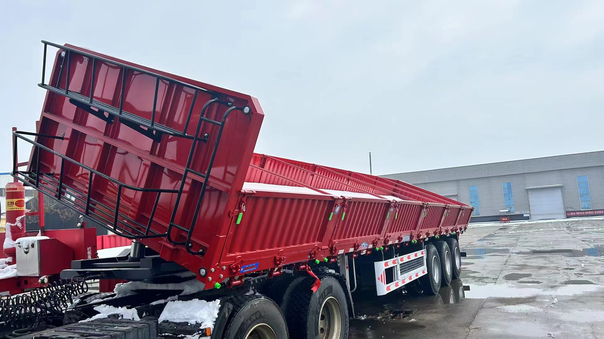 Side Wall Semi Trailer truck With Twist Locks 3 Axles Stake Cargo Trailer