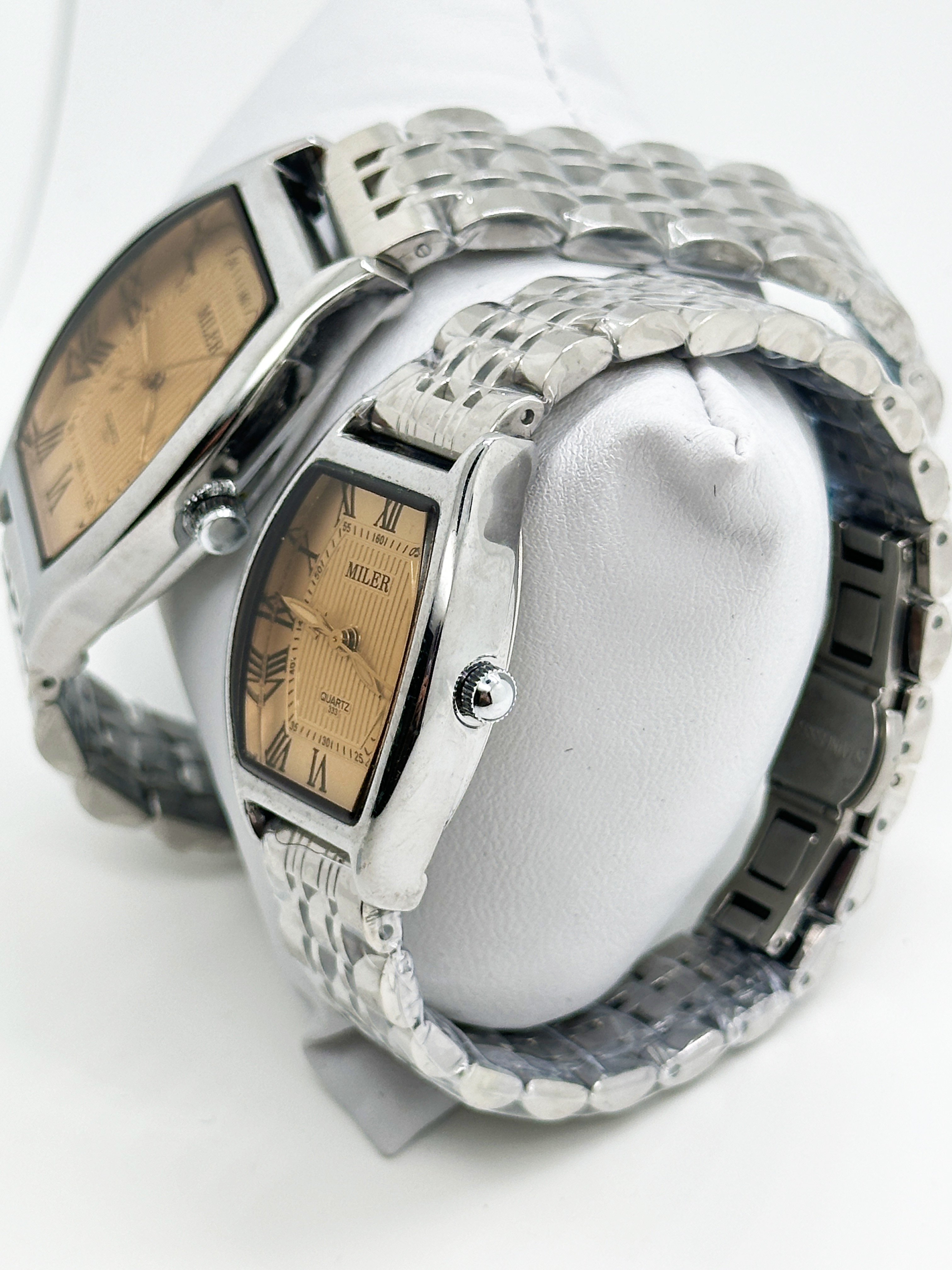 Elegant Analog Quartz Stylish Couple Watch With Stainless Steel Case And Buckle Strap