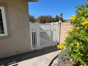 China Courtyard Swimming Pool Custom Vinyl Fence 6x8ft wholesale