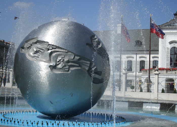 Silver Sphere Water Feature / Sphere Water Fountain Outdoor For Large City Decoration