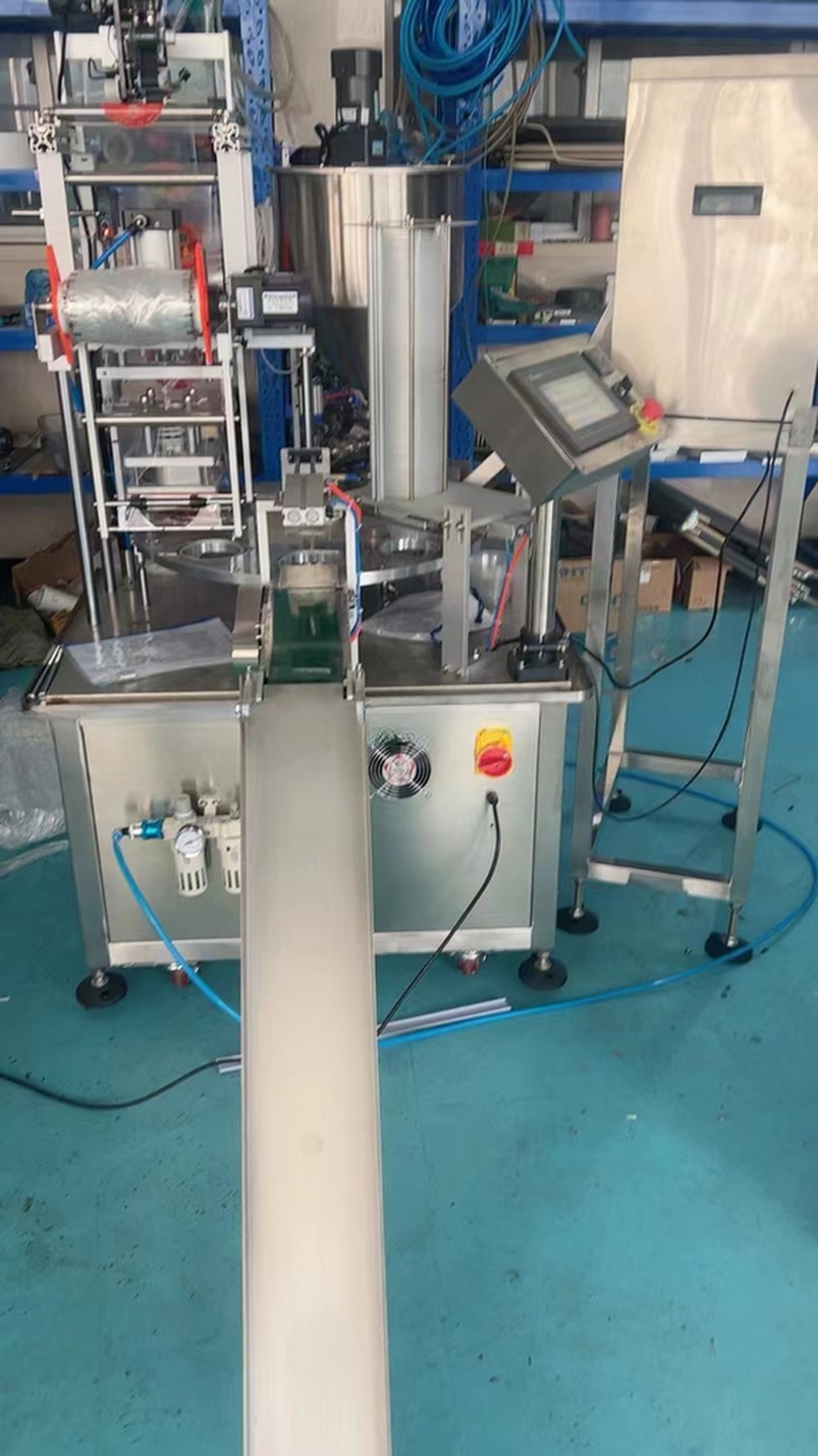 Plastic Packaging Material 2000BPH Full Automatic Rotary Cup Juice Filling and Sealing Machine