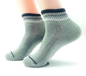 China custom logo, design Men Cotton White Crew Socks wholesale