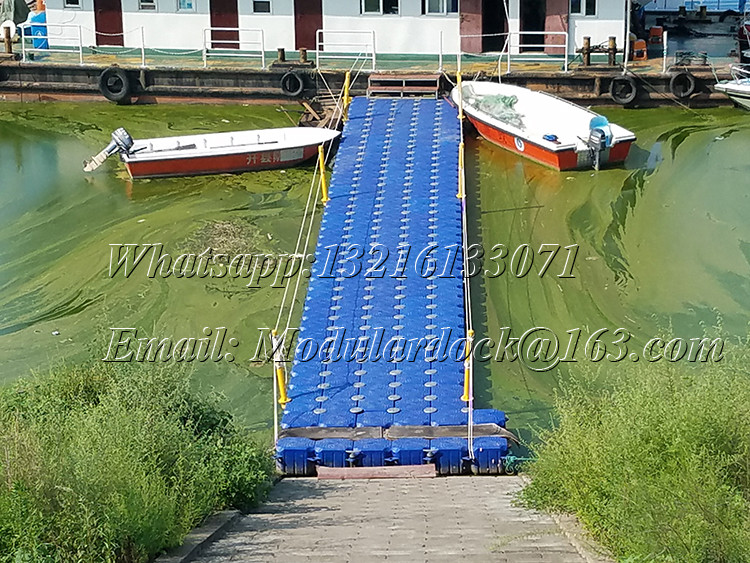 muelle flotante de plastico