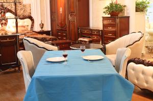 China SGS FDA 3Ply Blue Paper Tablecloths , Rectangular Waterproof Table Cover wholesale