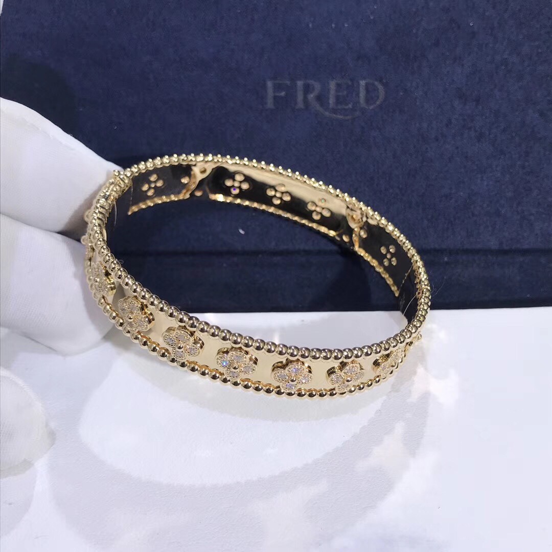 Customization Gorgeous 18k Gold Van Cleef & Arpels PerléE Clovers Bracelet Small Model