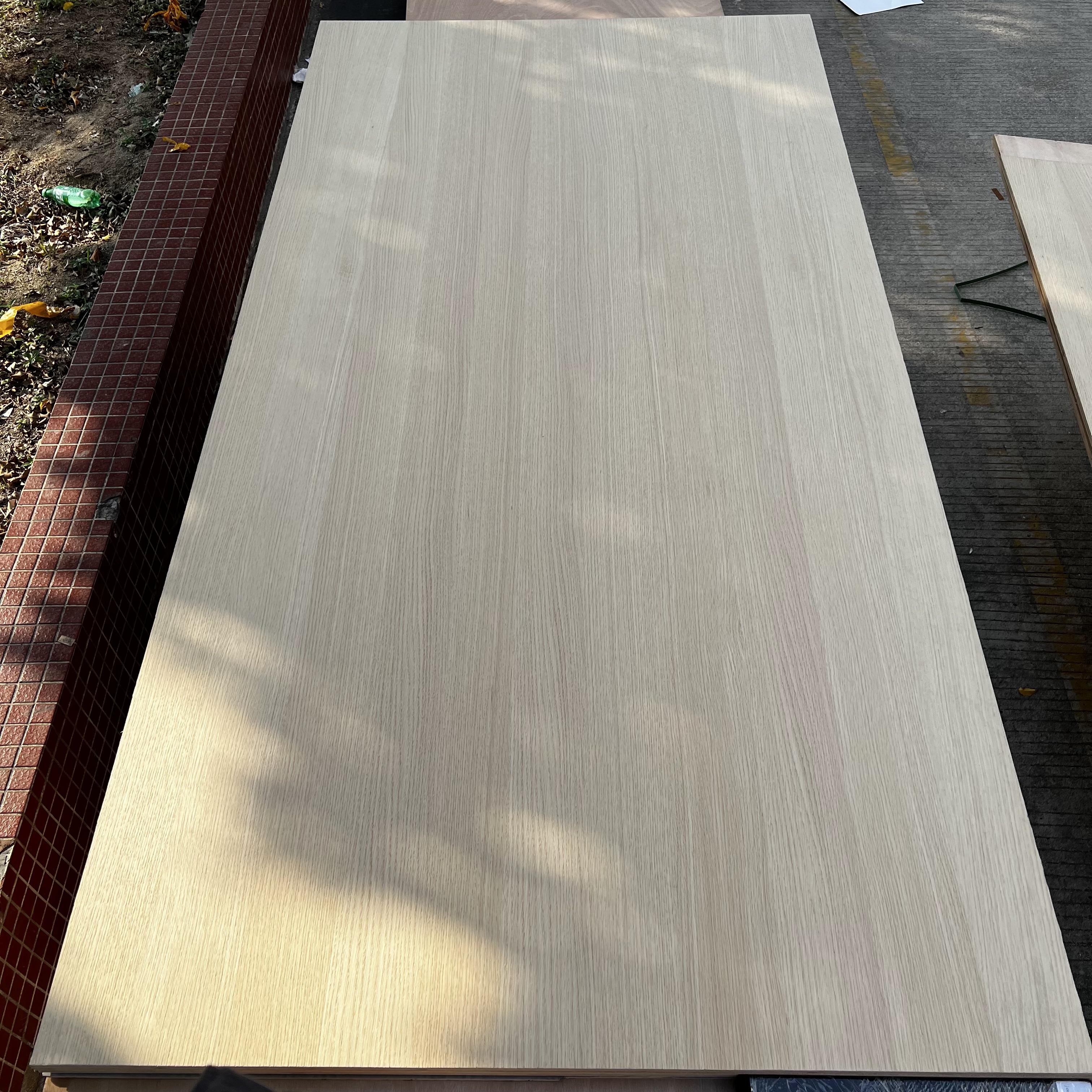 Free Sample 0.3mm/0.45mm/0.5mm/0.6mm White Natural Oak Veneer Natural White Oak Wood Veneer Mountain/ Straight Grain
