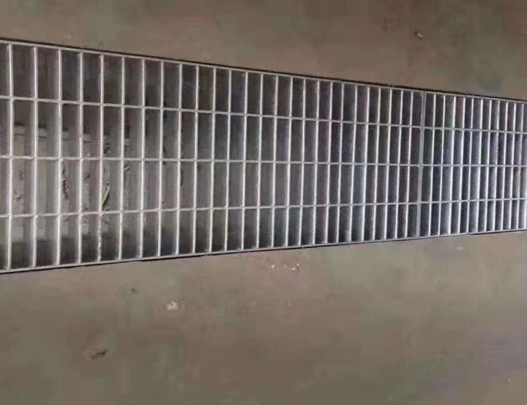 SS 316 Dissipate Heat 100mm Metal Mesh Grating Horizontal Bar Spacing