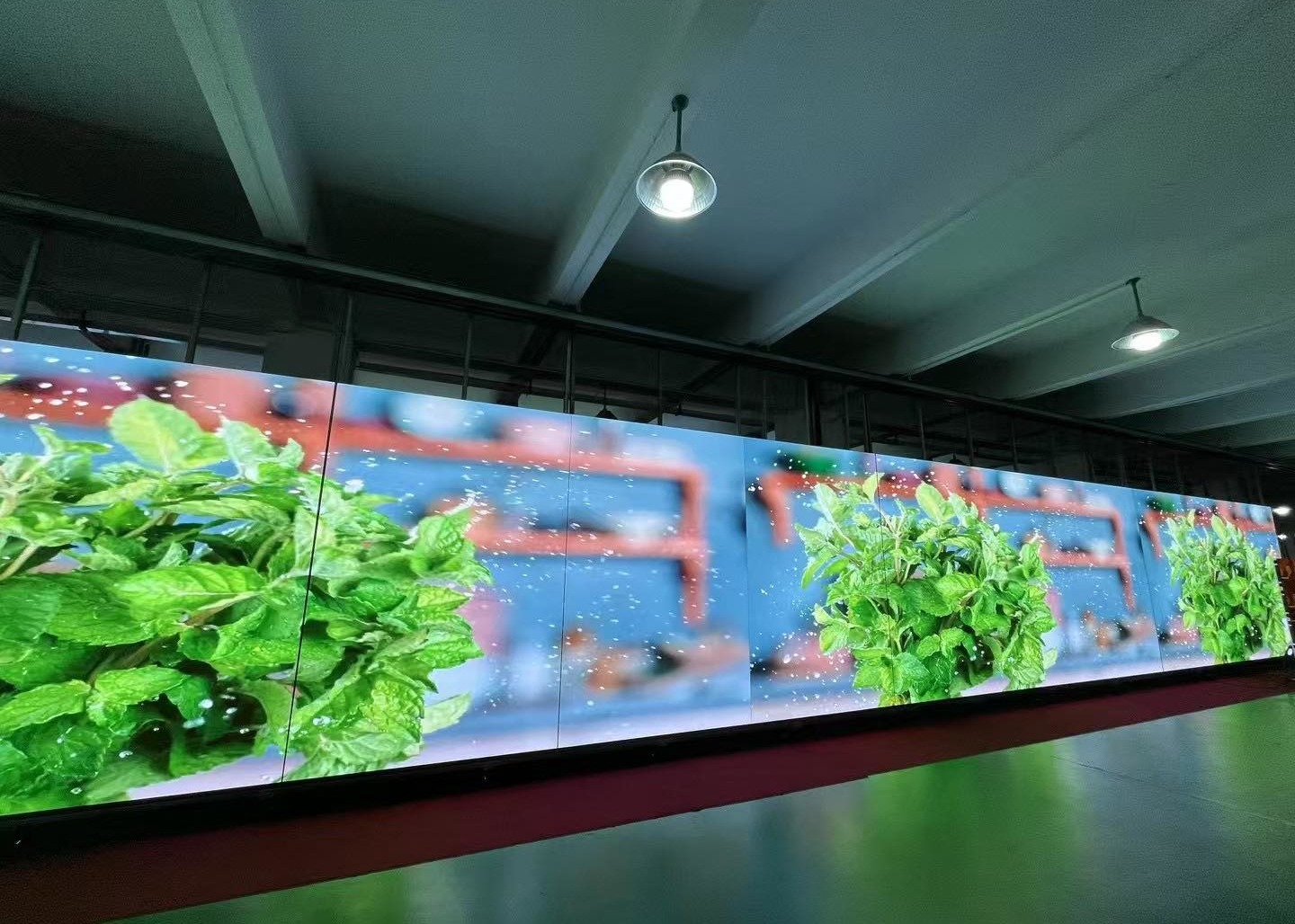 Customized Screen Size Outdoor Full Color LED Display with 100 000 Hour Lifespan and 250*250mm Module Size