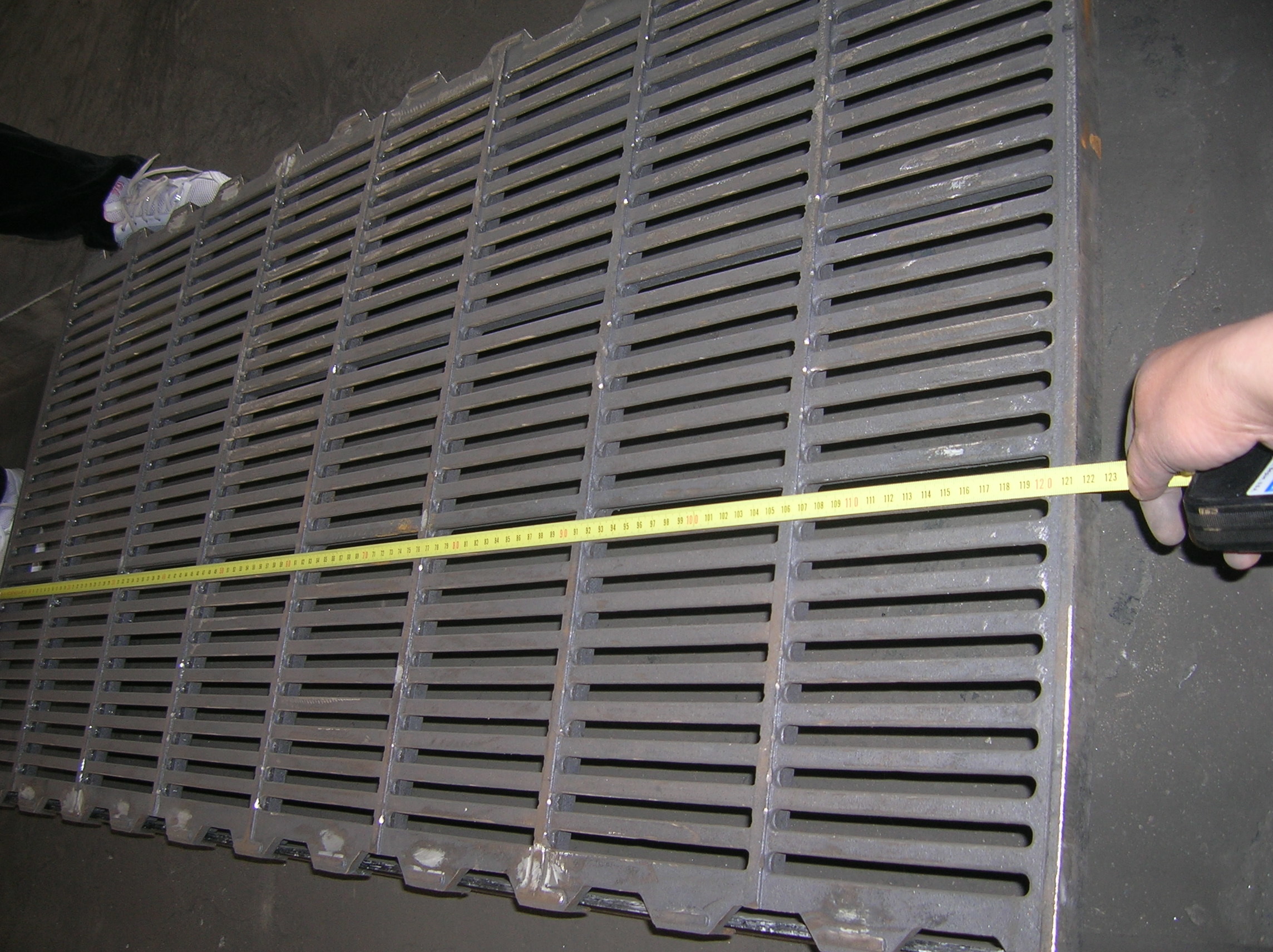 Black Steel Cast Iron Drain Grates / Metal Grate Flooring For Pig Farrowing Crate