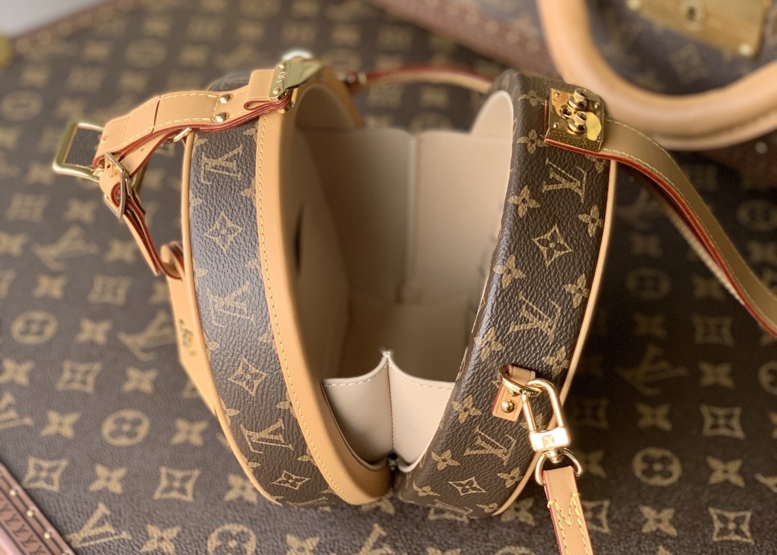 Ladies Leather 7.5cm Circular Push Lock Crossbody Bag With Mental Ornament