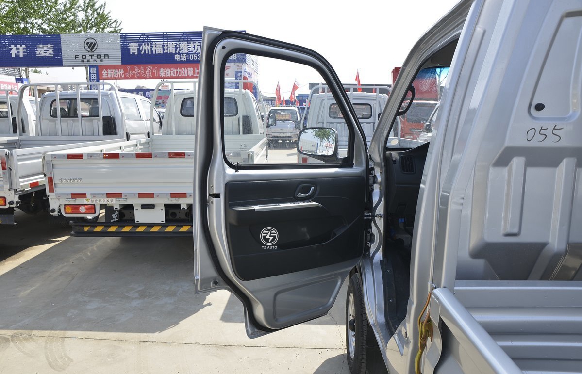 Normal Driver's Seat Dongfeng 4.5m Rear Axle 1.5T Light Truck with FAST Gear Box