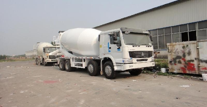 HOWO 9cbm Concrete Mixer Truck 371 HP With Eton Mixer Pump White