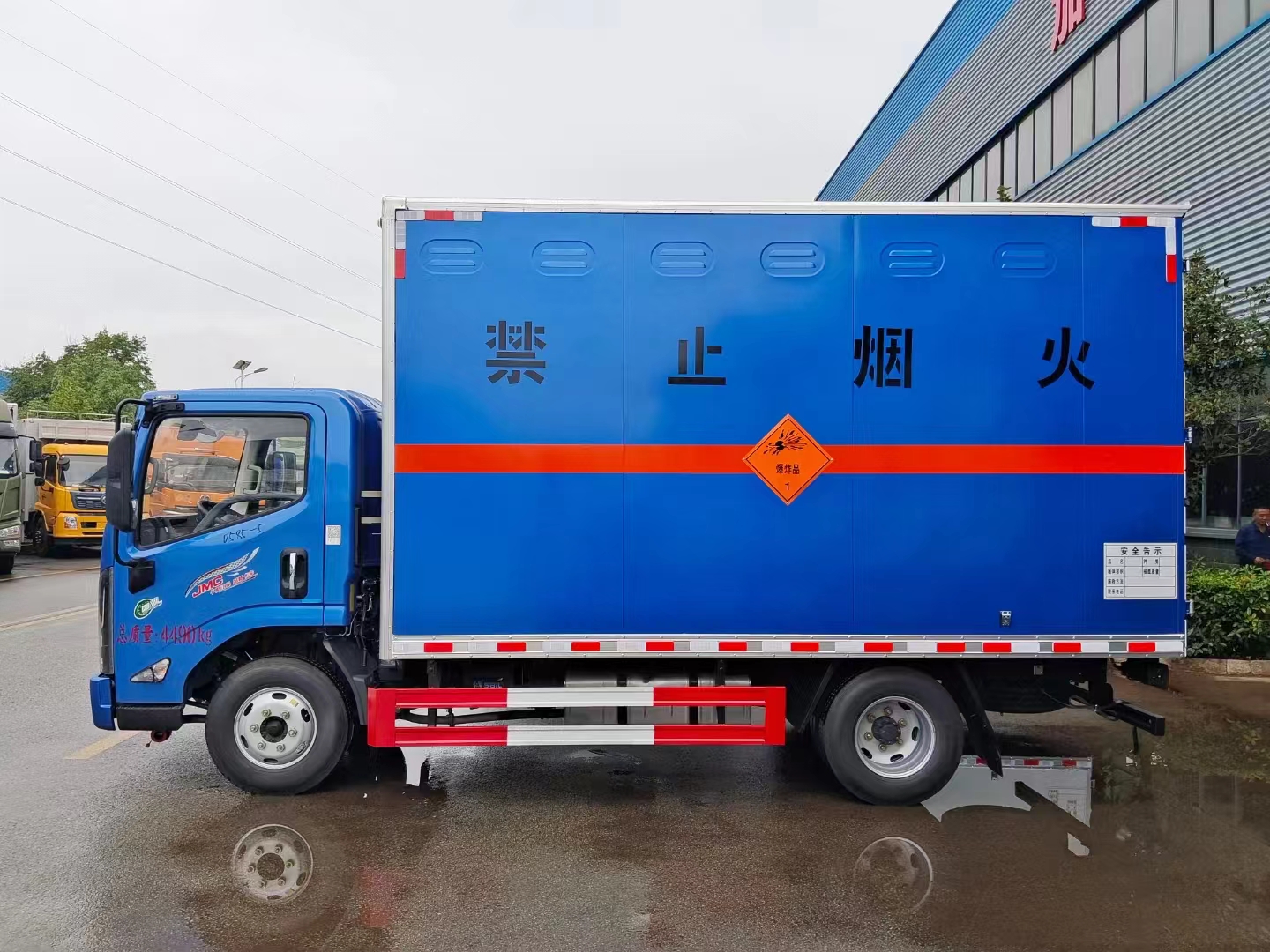Dongfeng 4x2 6-ton, 8-ton, and 10 Ton Blasting Equipment Transport Vehicles for Sale