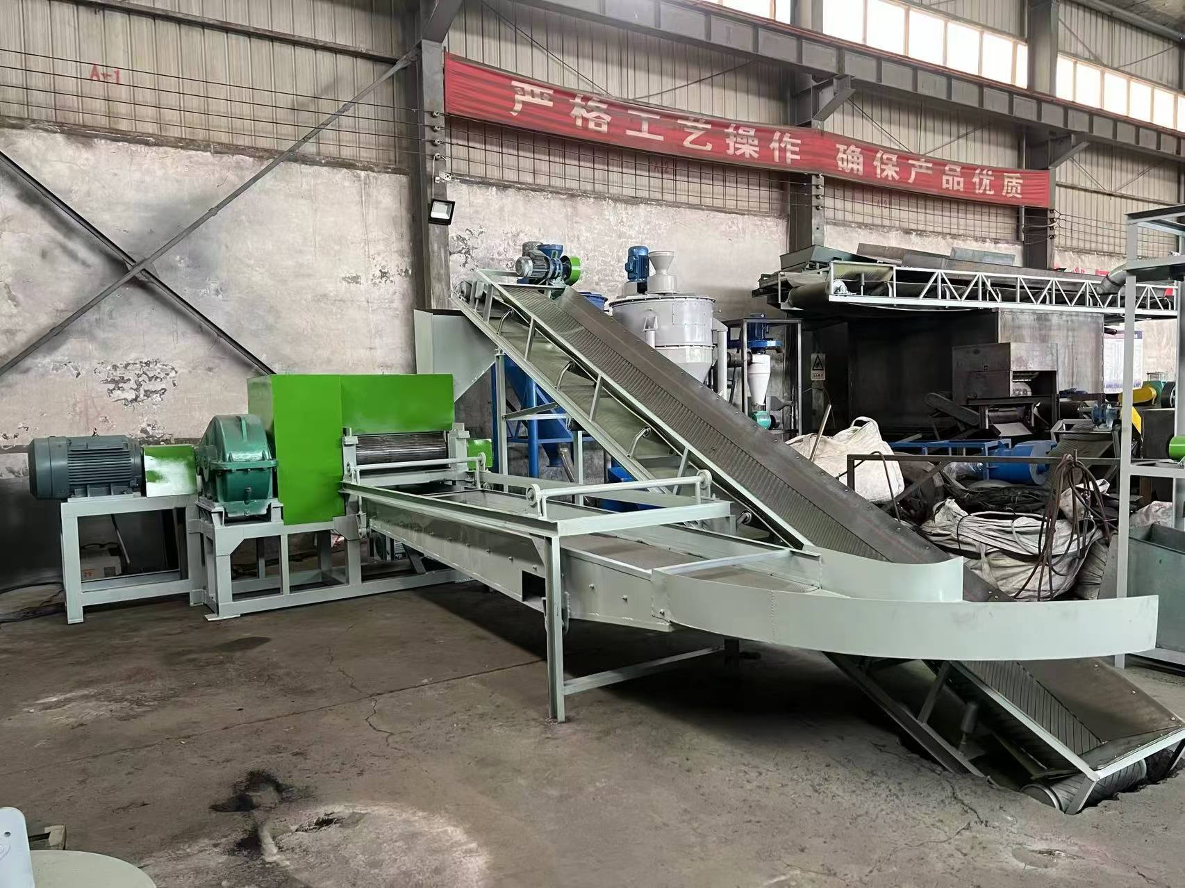21000 KG Tyre Shredder Crushes Tyres into Rubber Pieces for Rubber Powder Production