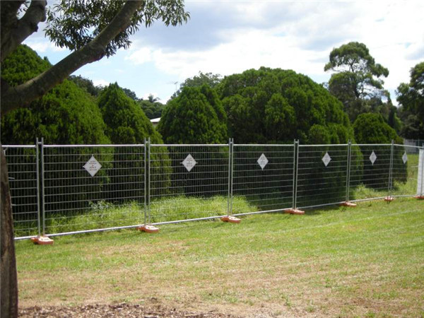AS 4687 standard 2.4x2.1m size construction fence for Australia