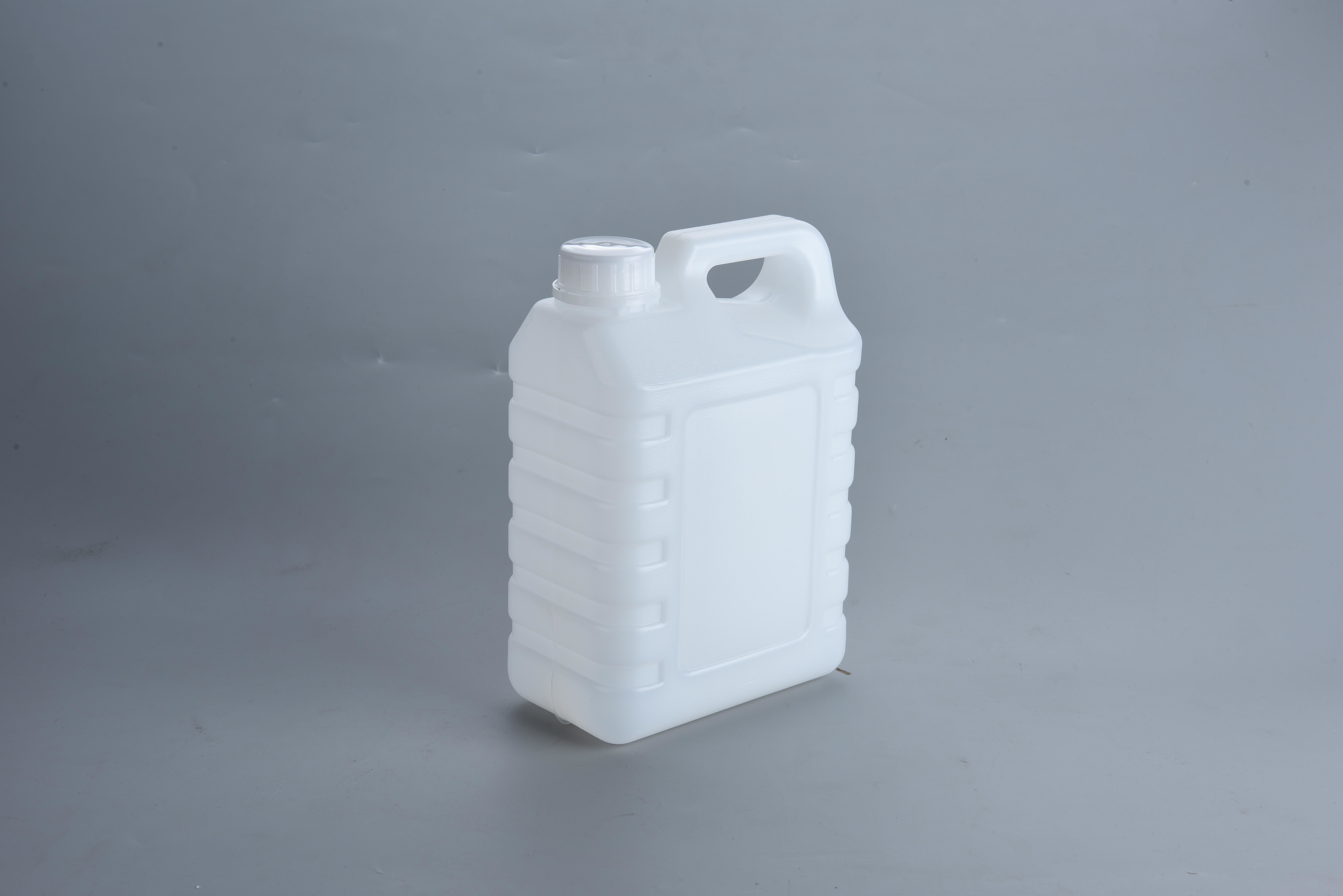 2.5L White HDPE Plastic Jerry Can With Tight Head And Screw Lid For Customization