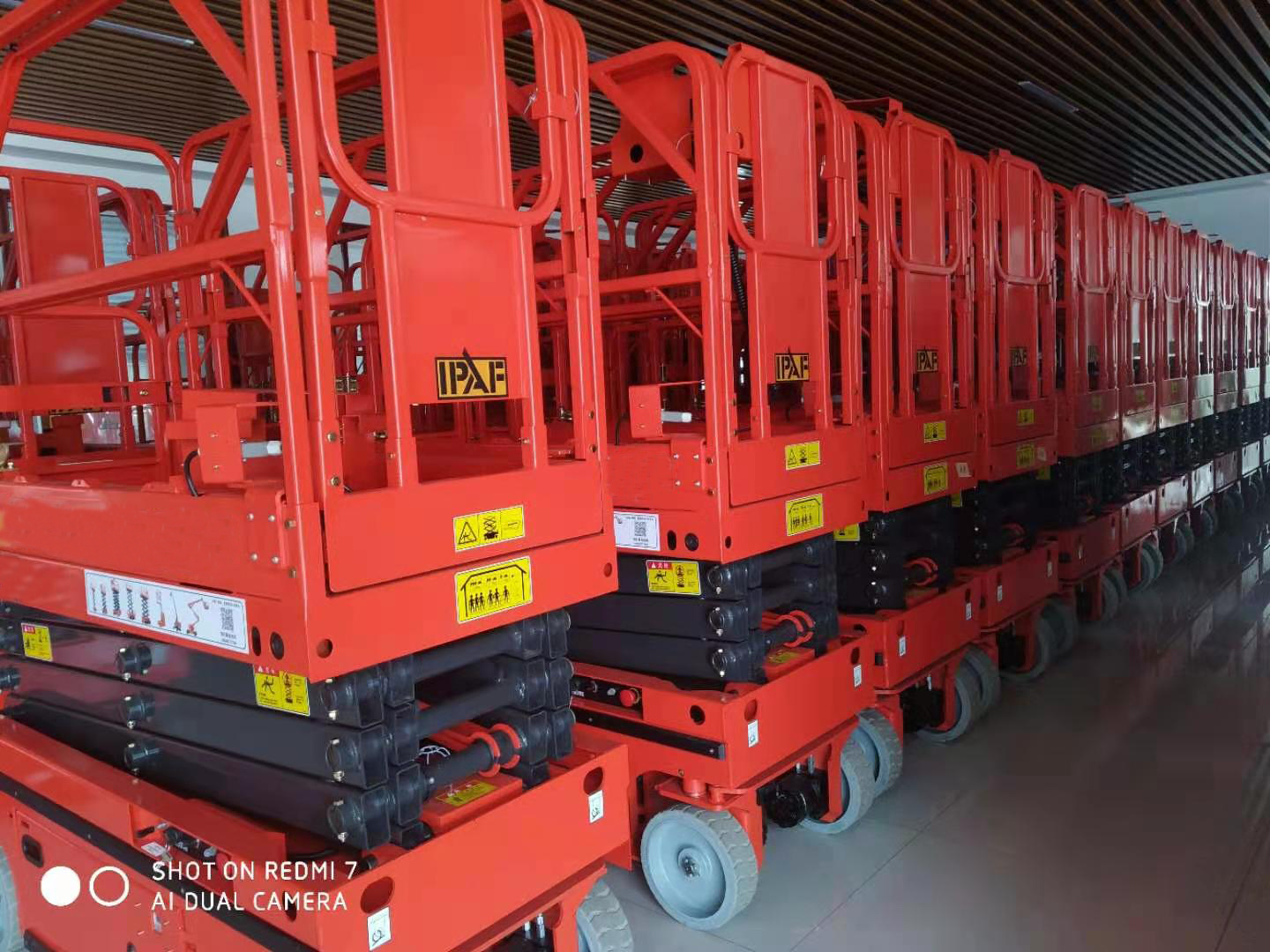 Self propelled Electric Aerial Work Mobile Scissor Lift 4m 6m 8m Height With CE Certification