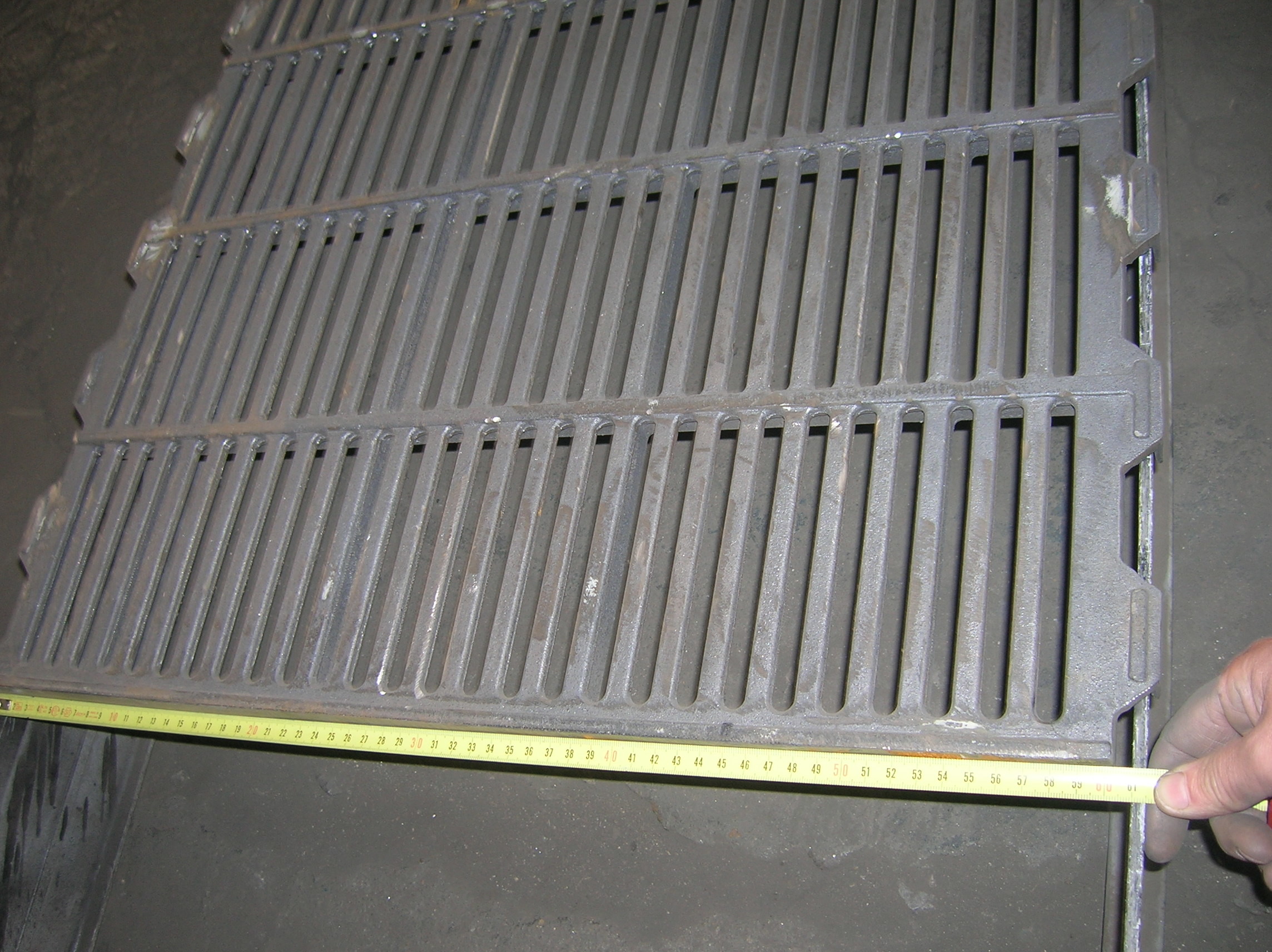 Black Steel Cast Iron Drain Grates / Metal Grate Flooring For Pig Farrowing Crate