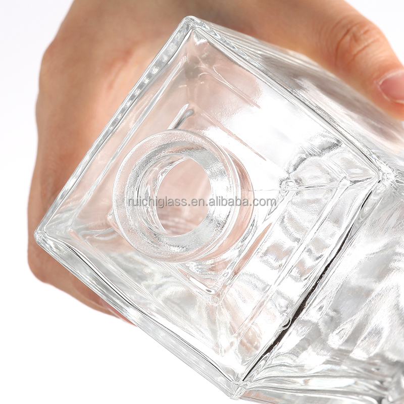 Hot Stamping Surface Handling Customize 700ml Square Shape Clear Vodka Glass Bottle