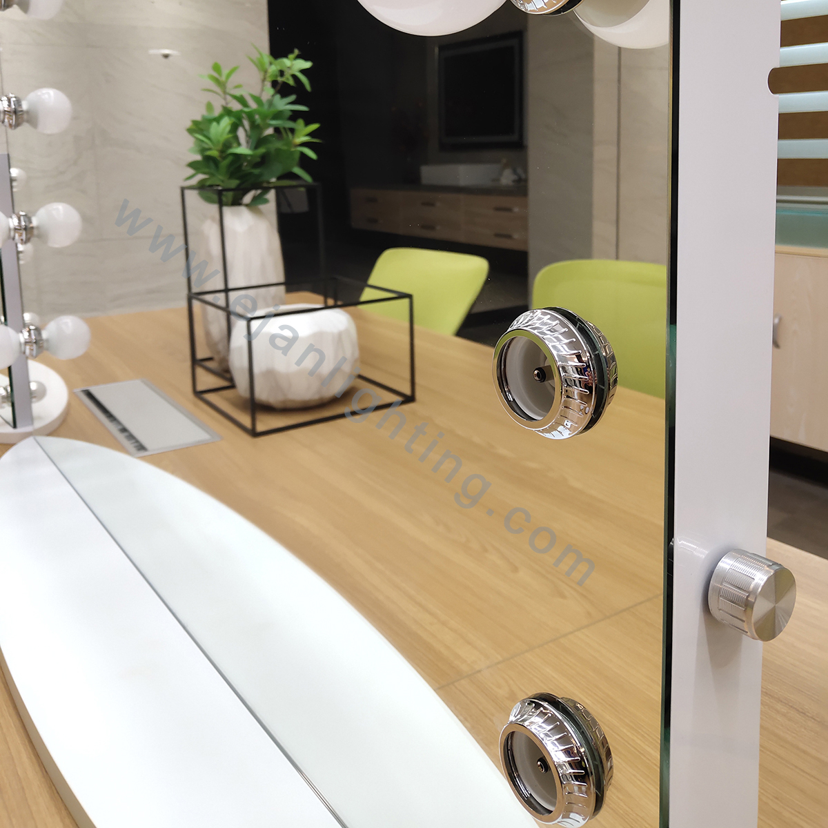 White Finishing Dimmable Backlit Mirror With LED Light Bulbs For Beauty Statio