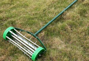 China Portable 3.6kg Residential Lawn Aerator Metal And Plastic Manual Aerator Roller wholesale